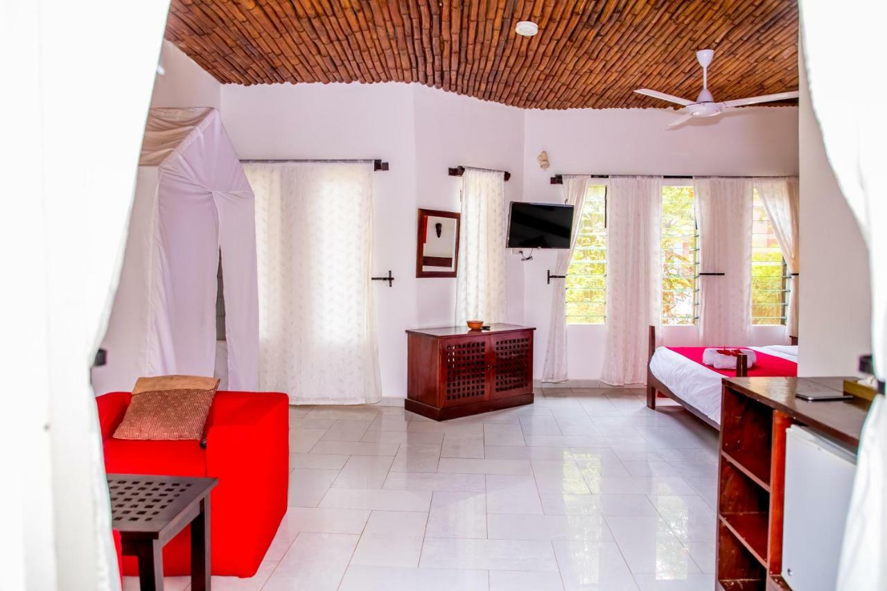 Hotel Hibiscus House Gambia Brufut Exterior foto